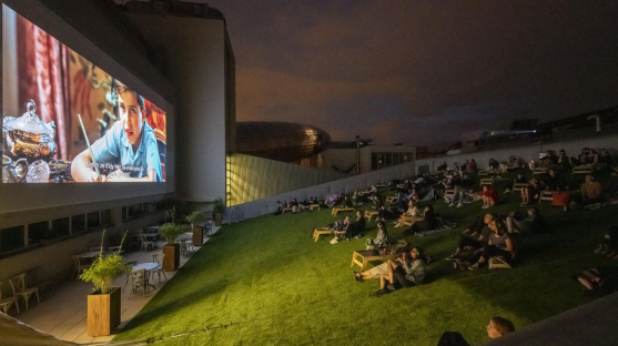 Letní kino DOX se letos zaměří na média, manipulaci i sílu investigace